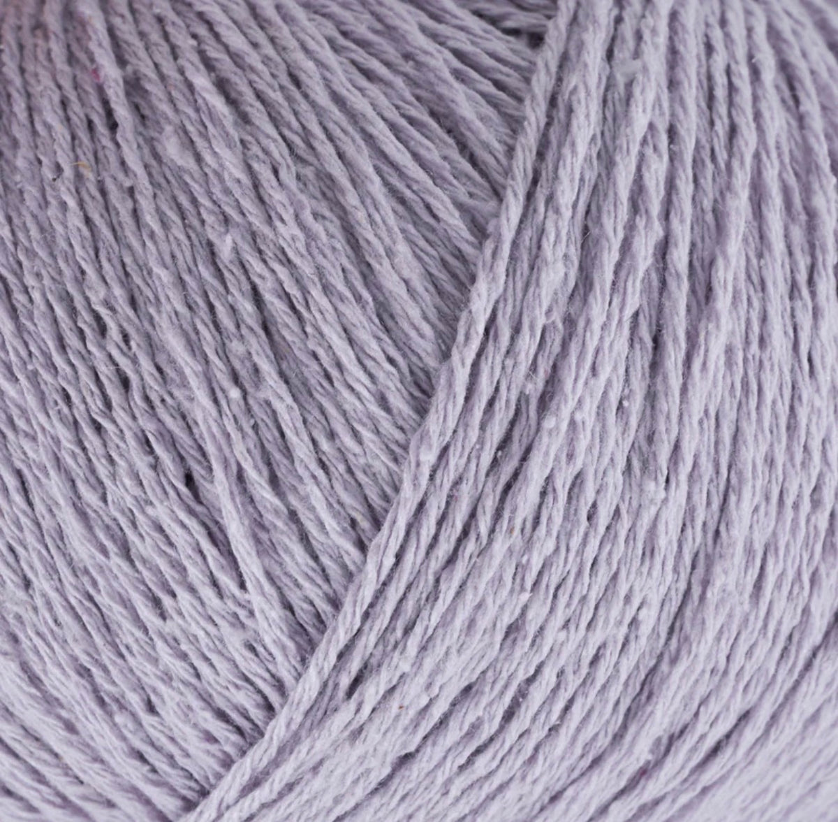 Close-up van lichtlila bourettezijde met een matte uitstraling en een licht onregelmatige, natuurlijke structuur