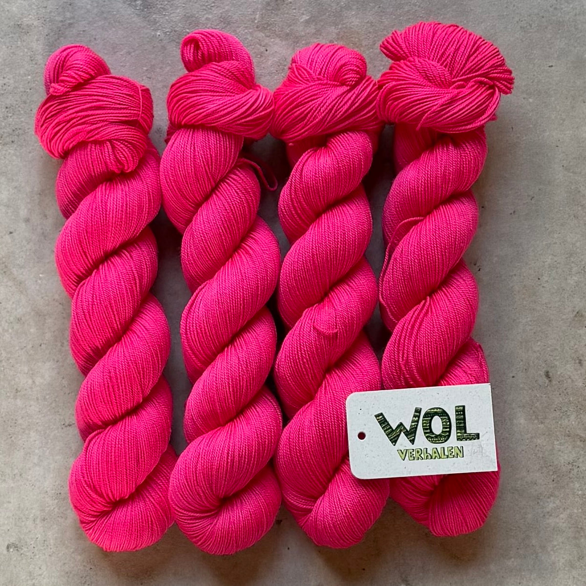 4 strengen handgeverfde Soft Merino in fluor roze