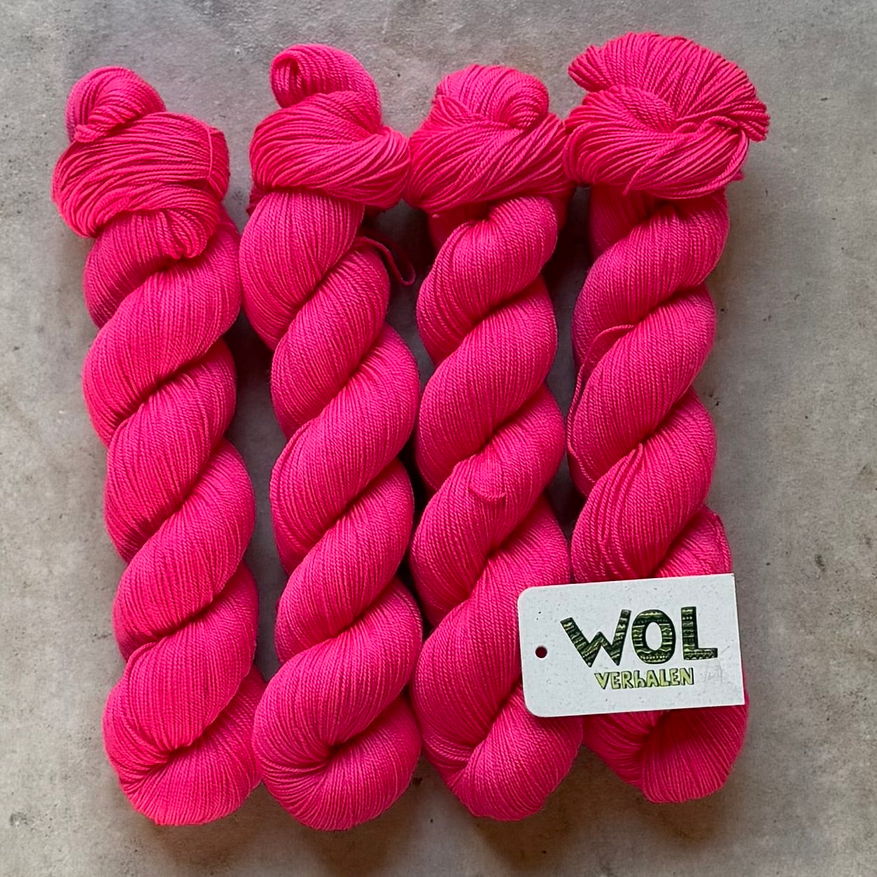 4 strengen handgeverfde Soft Merino in fluor roze