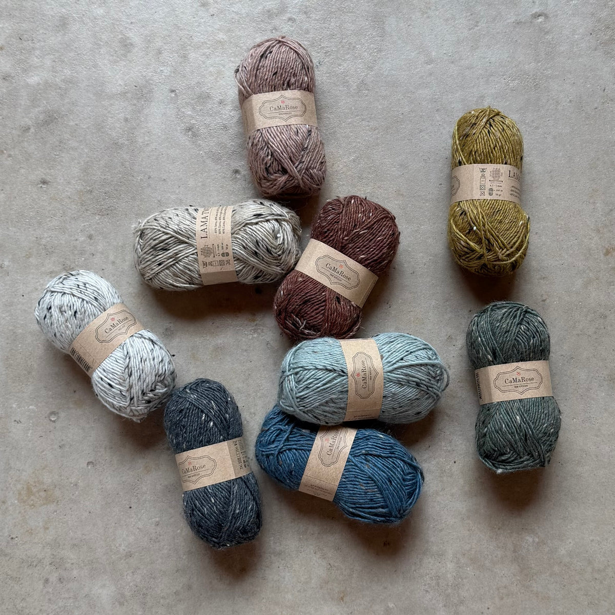 9 bolletjes Lamatweed van CaMaRose verschillende kleuren, verspreid liggend