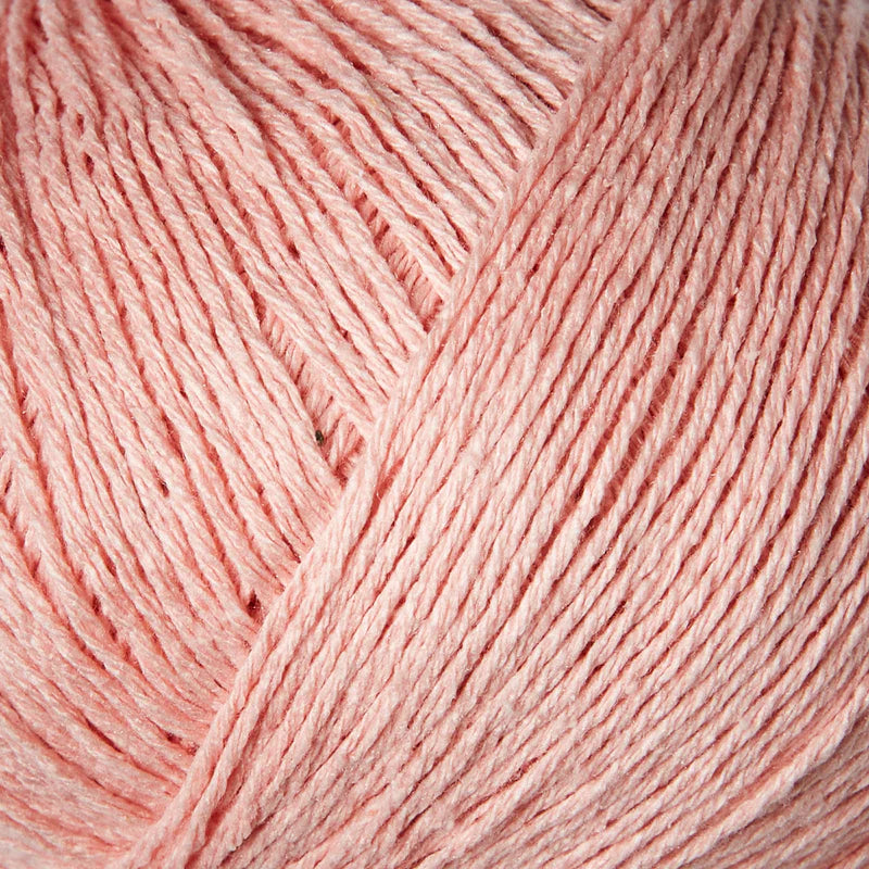 Close-up van poppy rose bourettezijde met een matte uitstraling en een licht onregelmatige, natuurlijke structuur