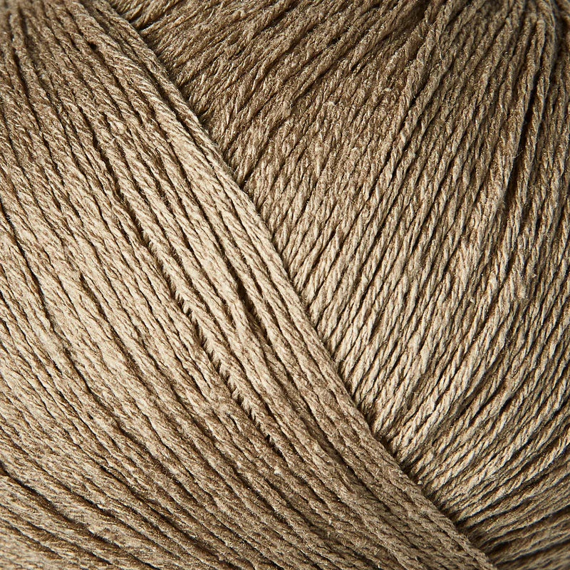 Close-up van cardamomkleurige bourettezijde met een matte uitstraling en een licht onregelmatige, natuurlijke structuur