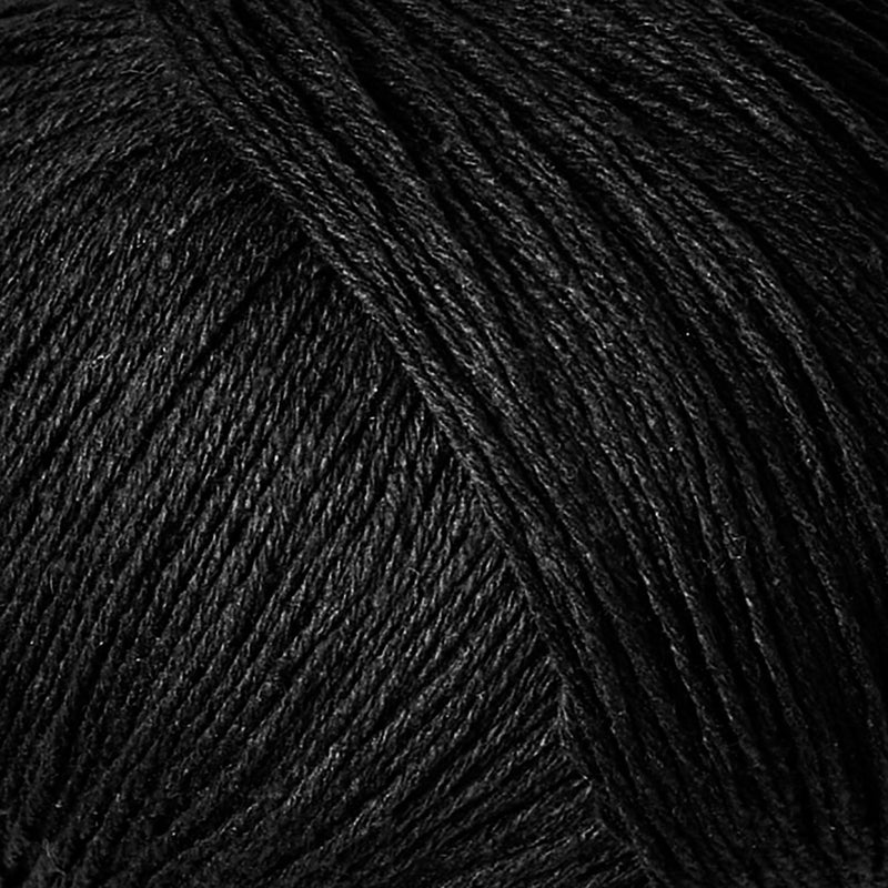 Close-up van zwarte bourettezijde met een matte uitstraling en een licht onregelmatige, natuurlijke structuur