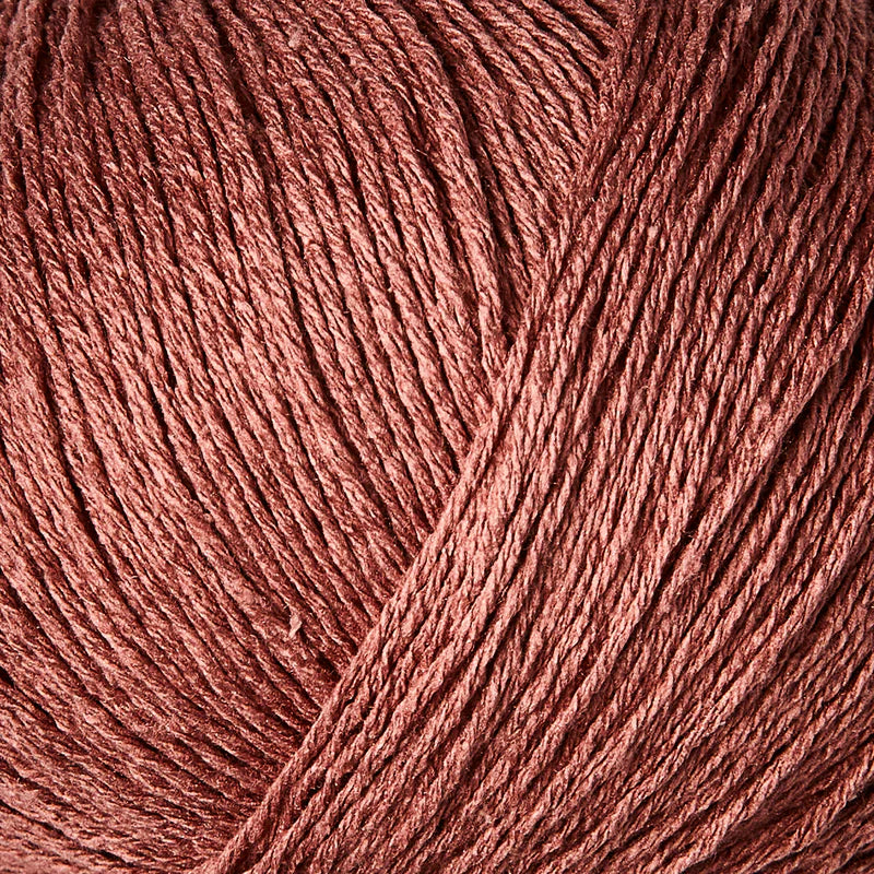 Close-up van plum rose  bourettezijde met een matte uitstraling en een licht onregelmatige, natuurlijke structuur
