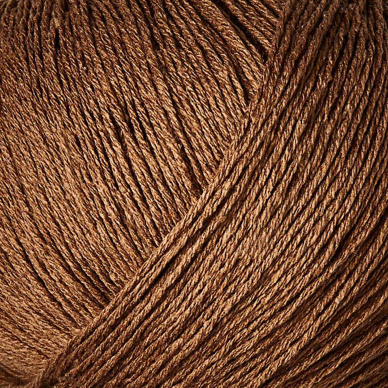 Close-up van dark cognac kleurige bourettezijde met een matte uitstraling en een licht onregelmatige, natuurlijke structuur