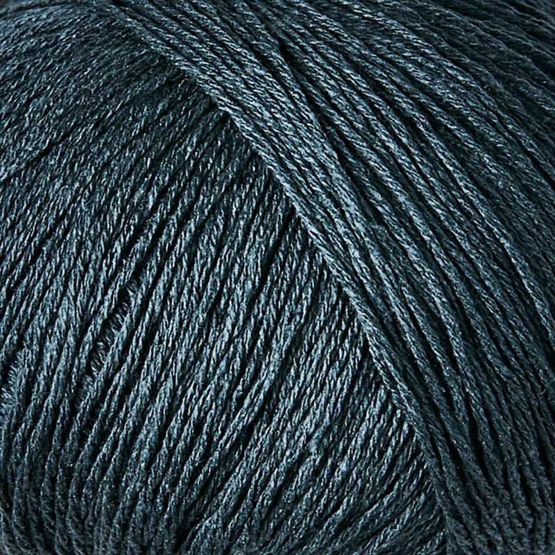 Close-up van petrol blauwe  bourettezijde met een matte uitstraling en een licht onregelmatige, natuurlijke structuur