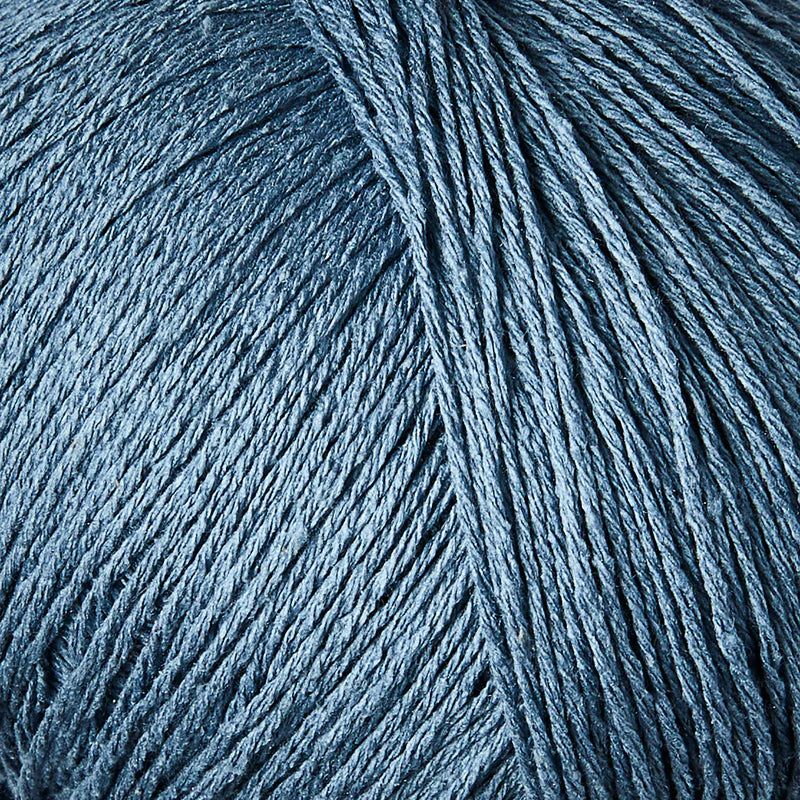 Close-up van duif blauwe bourettezijde met een matte uitstraling en een licht onregelmatige, natuurlijke structuur