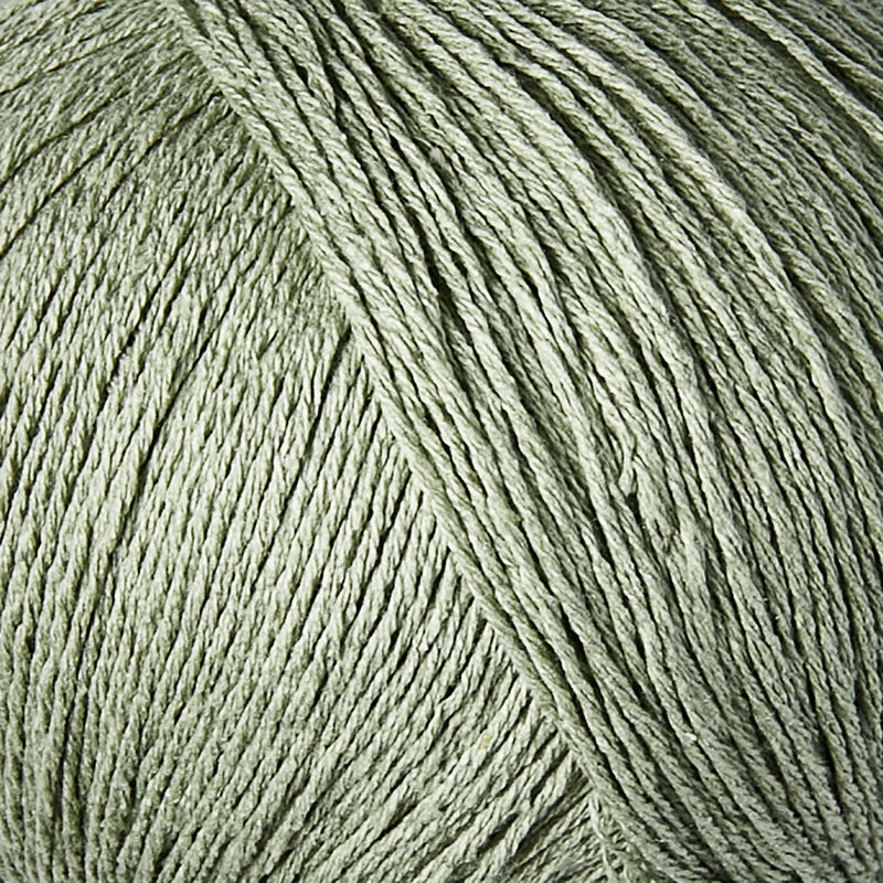 Close-up van dusty artichoke bourettezijde met een matte uitstraling en een licht onregelmatige, natuurlijke structuur