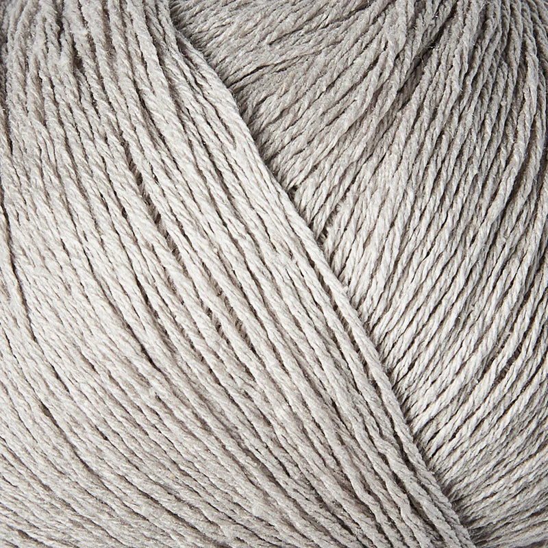 Close-up van licht grijze bourettezijde met een matte uitstraling en een licht onregelmatige, natuurlijke structuur