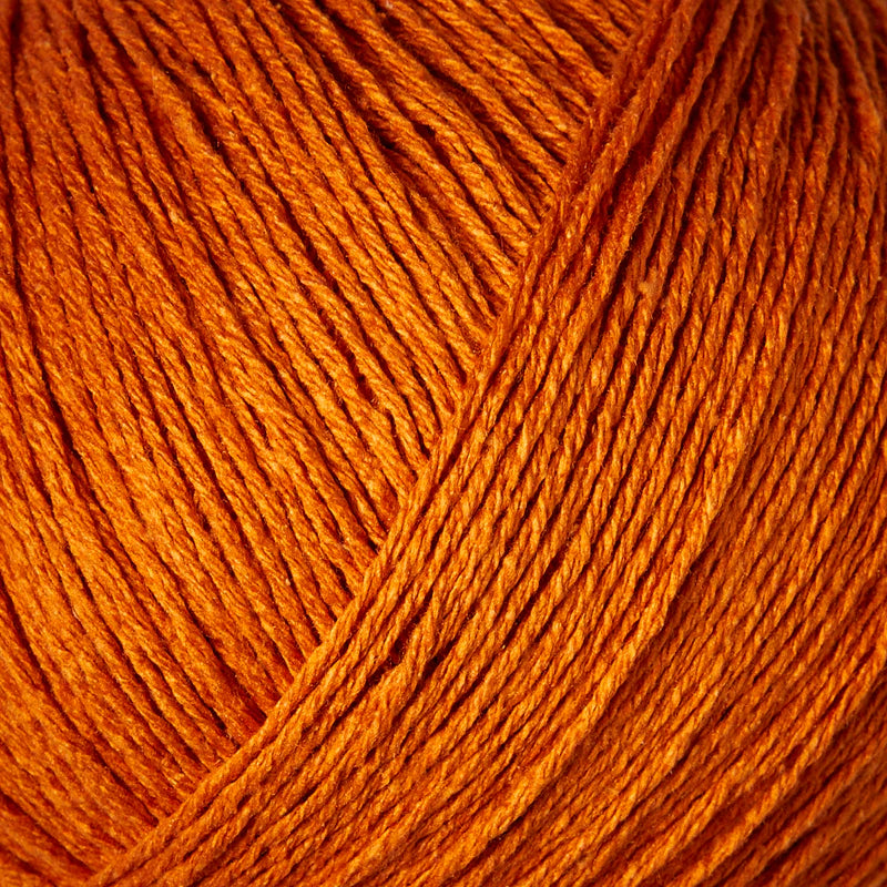 Close-up van Hokkaido kleurige bourettezijde met een matte uitstraling en een licht onregelmatige, natuurlijke structuur