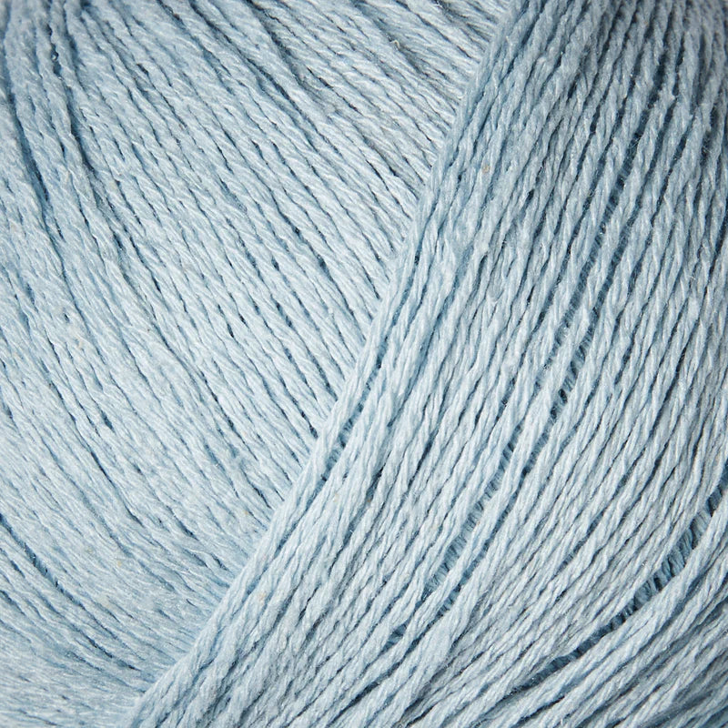 Close-up van ijs blauwe bourettezijde met een matte uitstraling en een licht onregelmatige, natuurlijke structuur