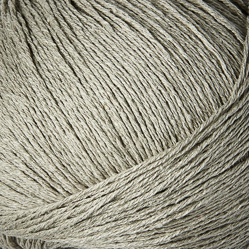 Close-up van lamsoorkleurige  bourettezijde met een matte uitstraling en een licht onregelmatige, natuurlijke structuur
