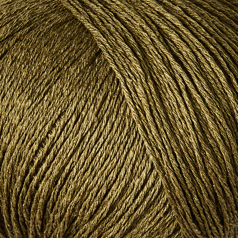 Close-up van olijfgroene bourettezijde met een matte uitstraling en een licht onregelmatige, natuurlijke structuur