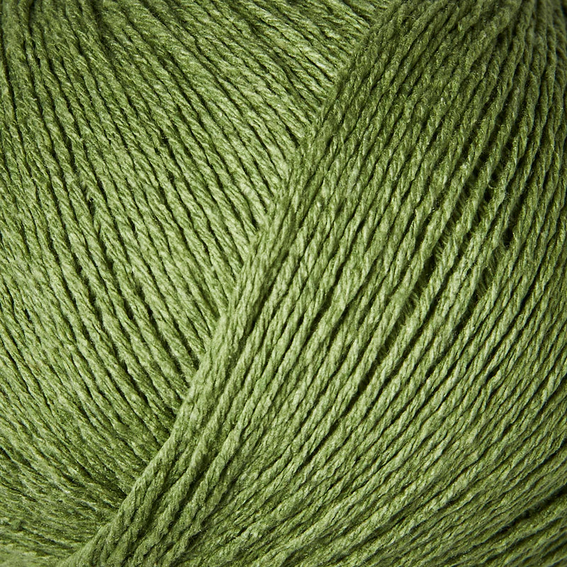 Close-up van erwten groene bourettezijde met een matte uitstraling en een licht onregelmatige, natuurlijke structuur