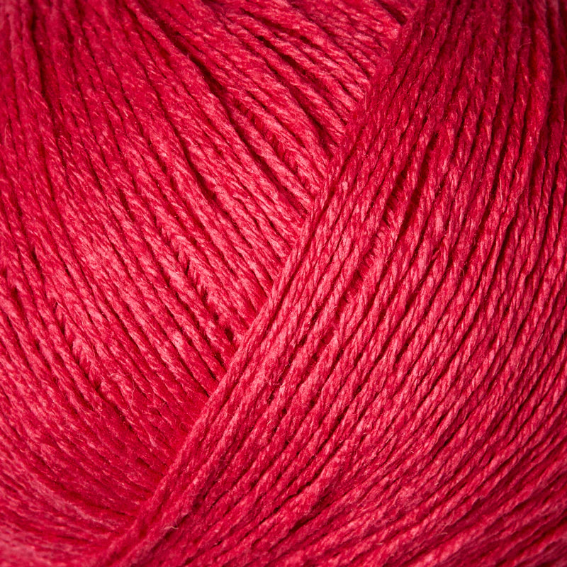 Close-up van pink daisy kleurige  bourettezijde met een matte uitstraling en een licht onregelmatige, natuurlijke structuur