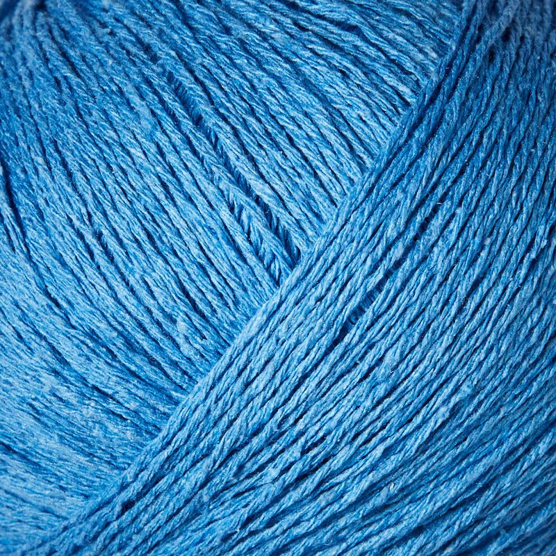Close-up van poppy blauwebourettezijde met een matte uitstraling en een licht onregelmatige, natuurlijke structuur