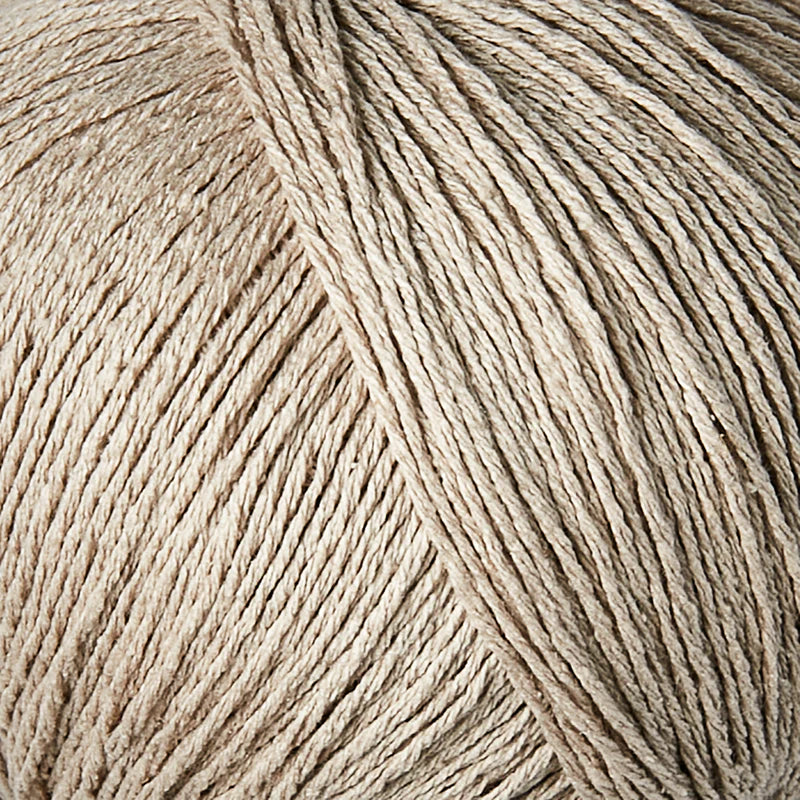 Close-up van poederkleurige bourettezijde met een matte uitstraling en een licht onregelmatige, natuurlijke structuur