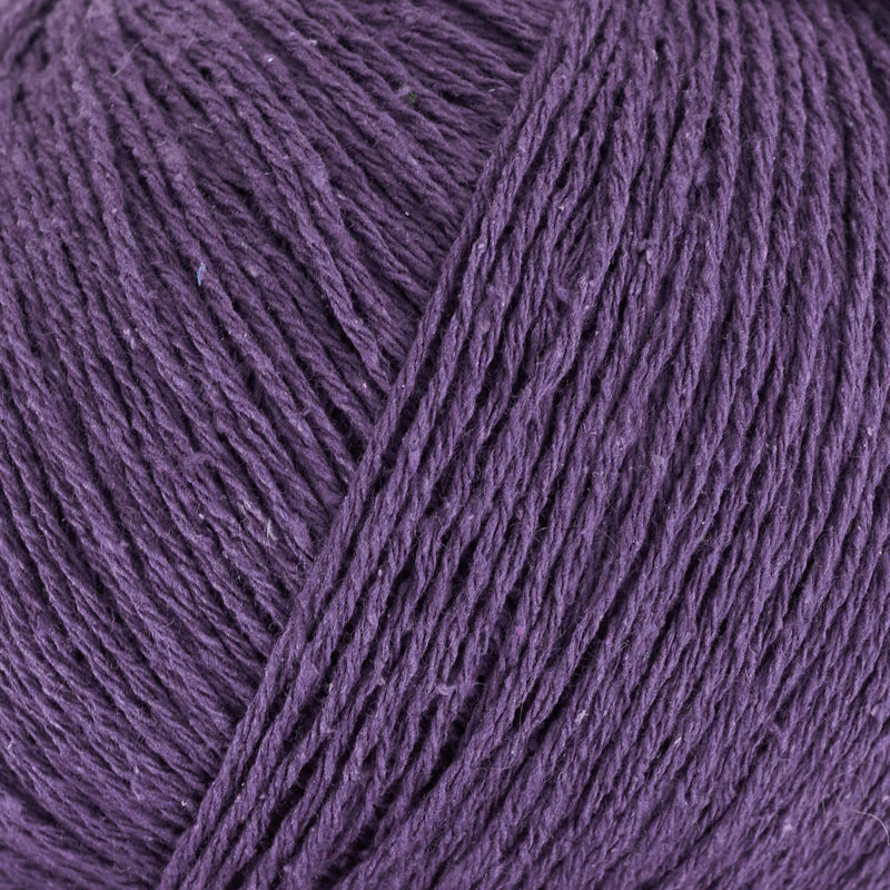 Close-up van paarse bourettezijde met een matte uitstraling en een licht onregelmatige, natuurlijke structuur