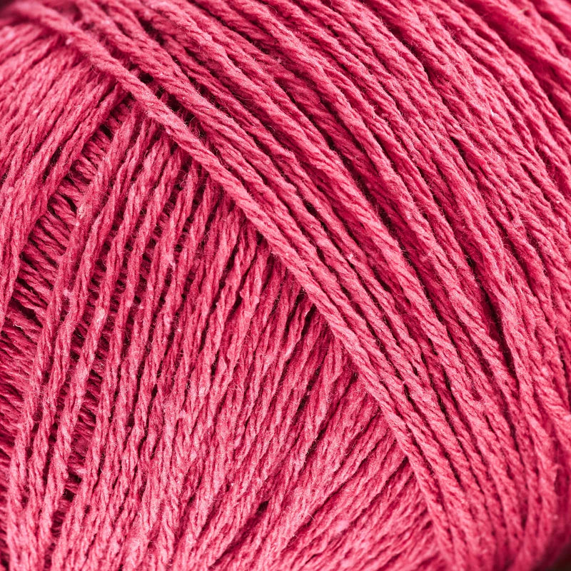 Close-up van raspberry red  bourettezijde met een matte uitstraling en een licht onregelmatige, natuurlijke structuur