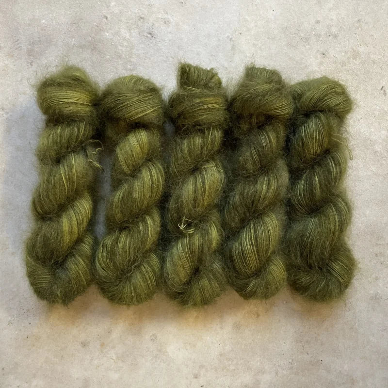 4 strengen handgeverfde Silk Mohair van Wol Verhalen in de kleur Peat Moss