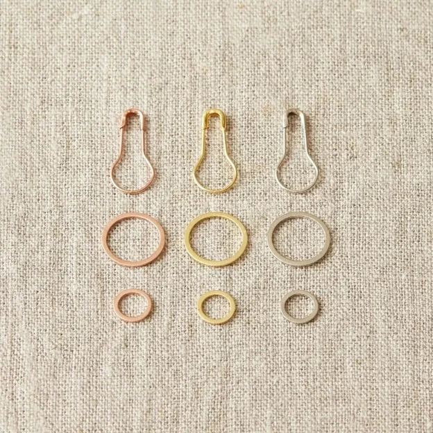 De 6 verschillende steekmarkeerders die in het doosje Precious Stitchmarkers zitten. 2 maten ronde markeerders en 1 soort opening stitch markers. In goud-, Koper- en zilverkleur
