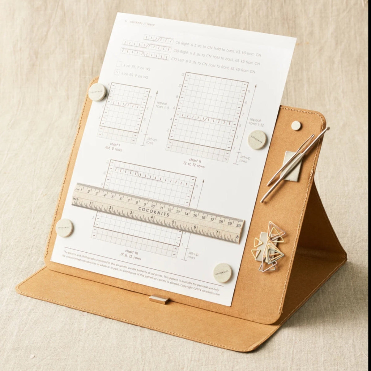 cocoknits maker's board in bedrijf met patroon, ruler, en stekenmarkeerders op de magneten