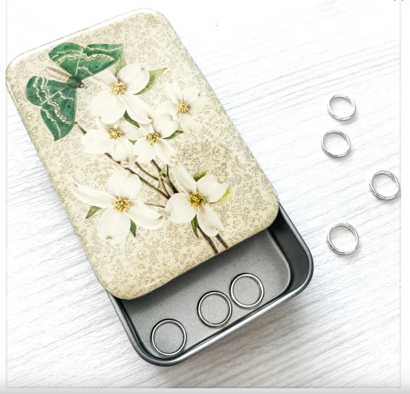 FireFly Notions Tin - Groene Mot & Kornoelje