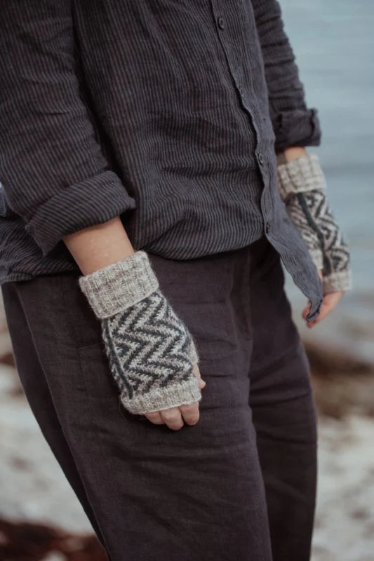 The Island and the Forest: A Knitted Correspondence - Erika Åberg en Lotta H. Löthgren