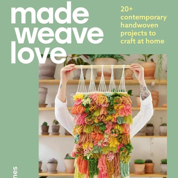 Cover van het boek Made Weave Love  van Phoebe Jones met een persoon die een kleurrijk weefwerkstuk omhoog houdt