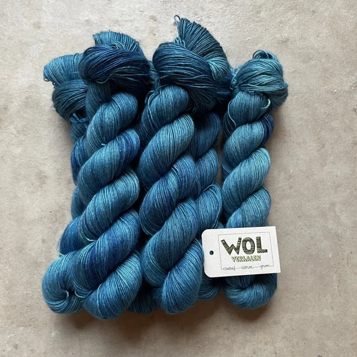 handgeverfde blauwe silky merino strengen