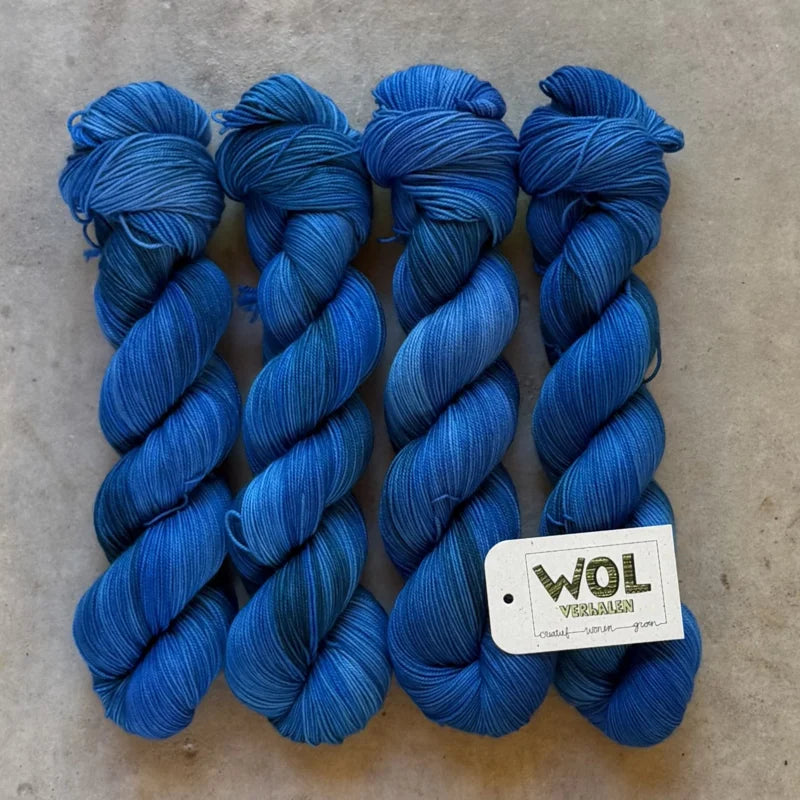 4 strengen handgeverfde sokkenwol van Wol Verhalen in Heldere blauwe kleuren