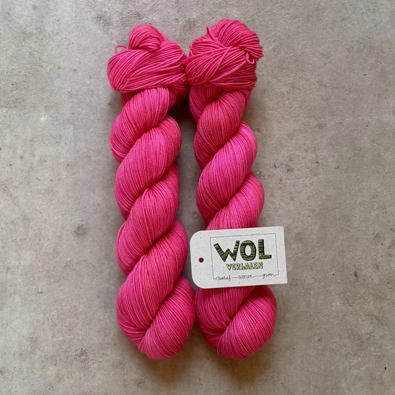 4 strengen handgeverfde sokkenwol van Wol Verhalen in Fluor roze