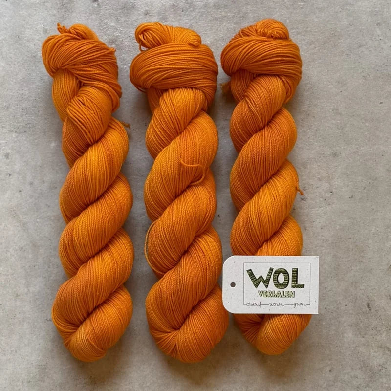 4 strengen handgeverfde sokkenwol van Wol Verhalen in Heldere oranje kleur