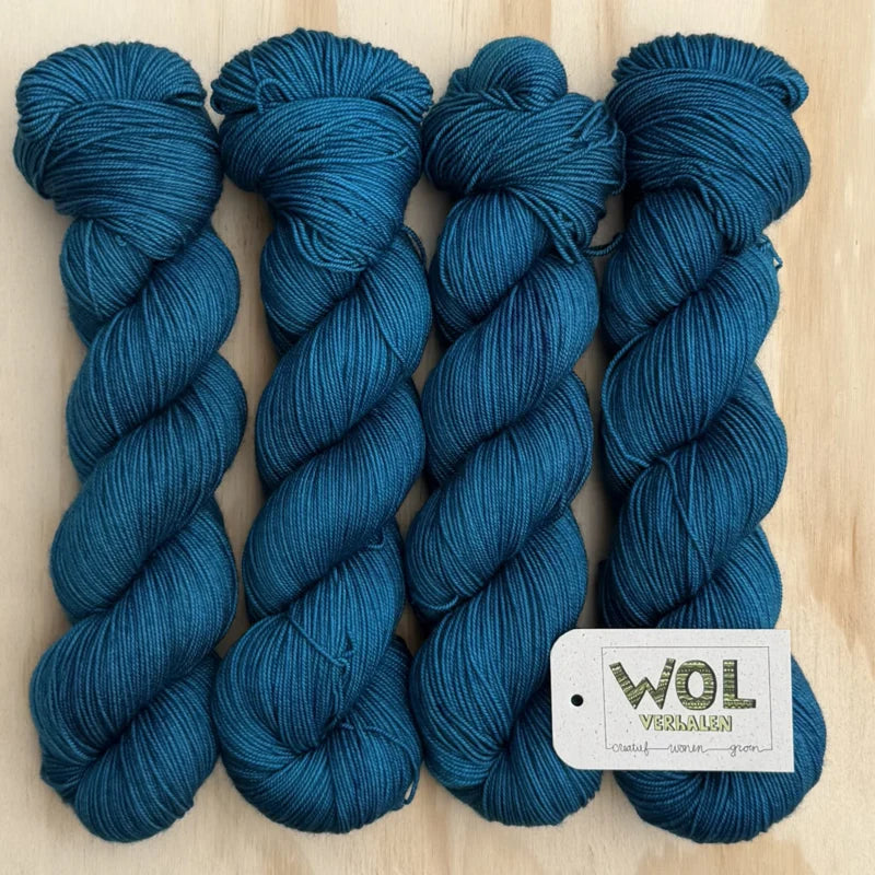 4 strengen handgeverfde Soft Merino in Blue jewel kleur