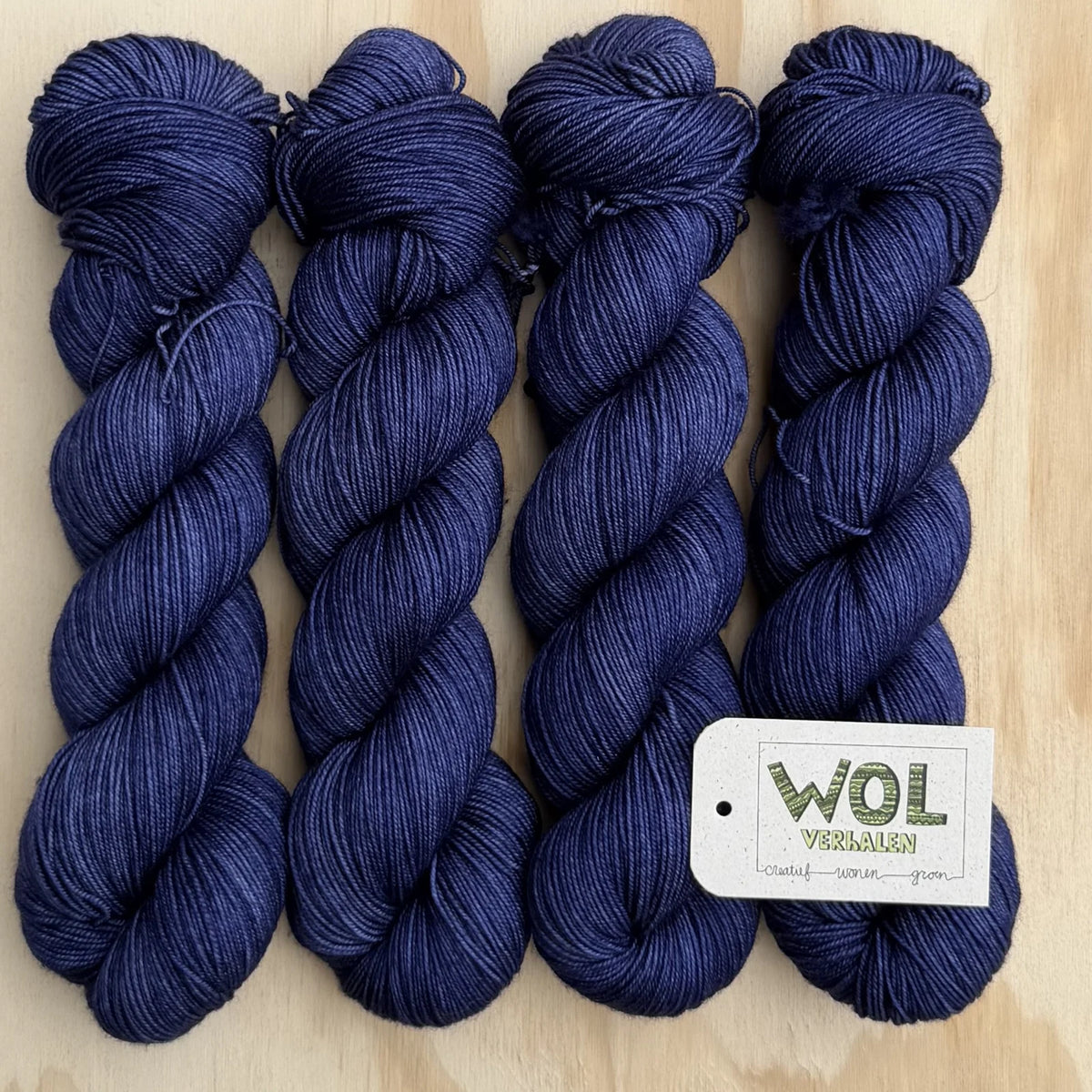 4 strengen handgeverfde Soft Merino in Dark denim