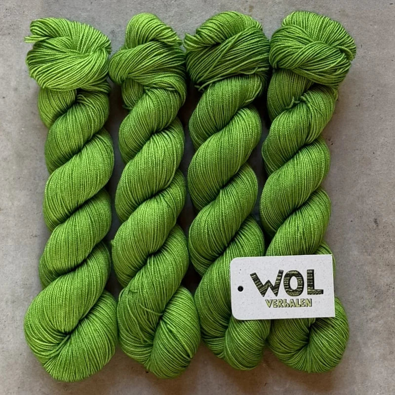 4 strengen handgeverfde Soft Merino in Fel helder groen Granny Green