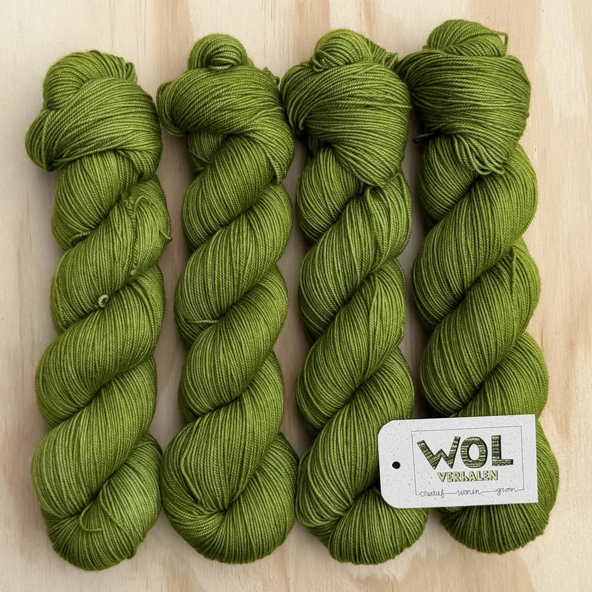 4 strengen handgeverfde Soft Merino in Een zachte doperwtjes groene kleur