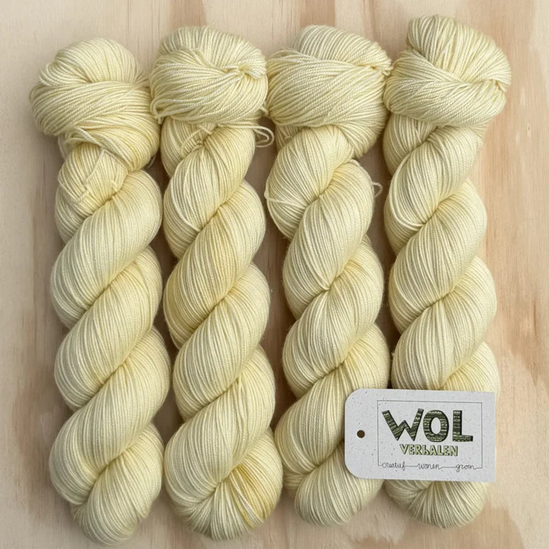 4 strengen handgeverfde Soft Merino in Butter cup kleur