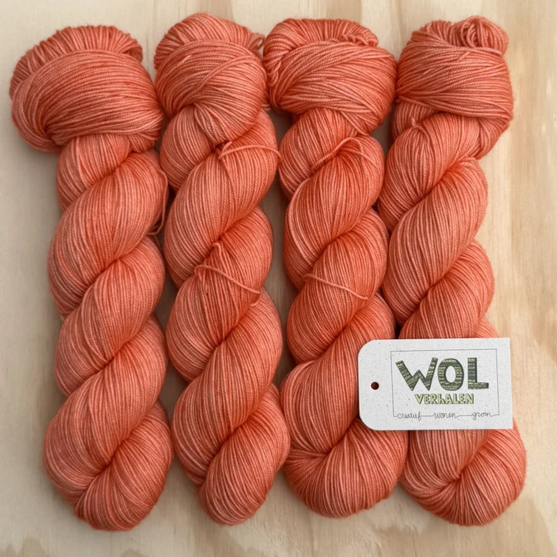 4 strengen handgeverfde Soft Merino in Melon, cantaloupe oranje kleur