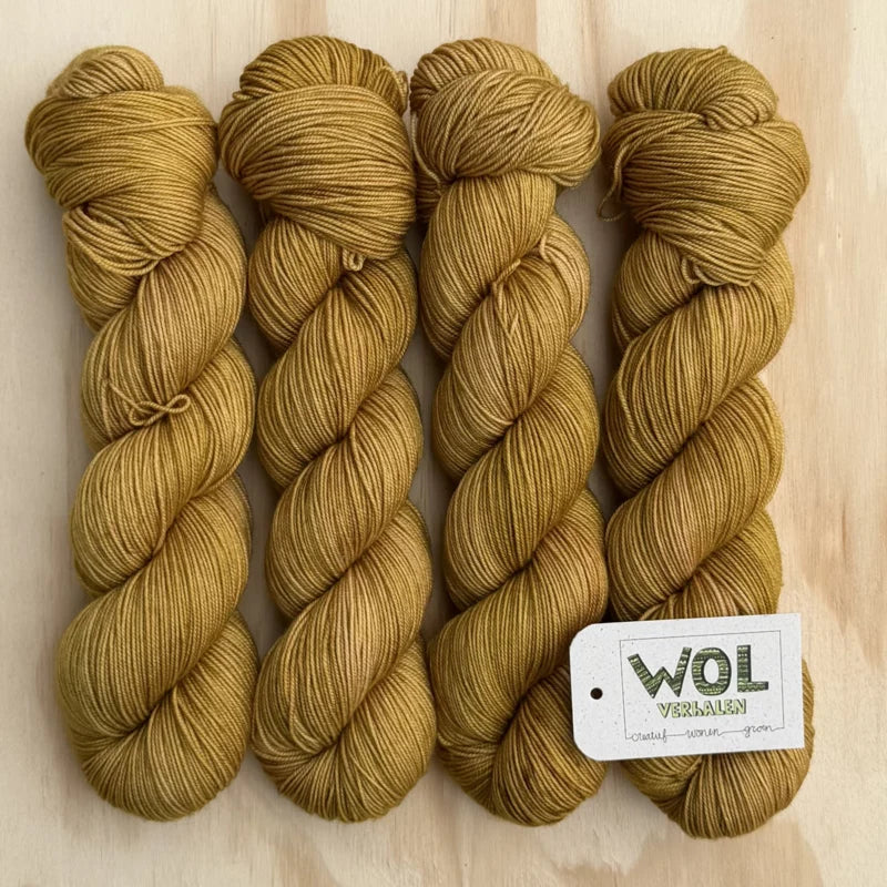 4 strengen handgeverfde Soft Merino in Sahara zand kleur