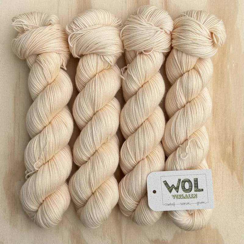 4 strengen handgeverfde Soft Merino in De kleur Sun Kiss, heel zacht peach